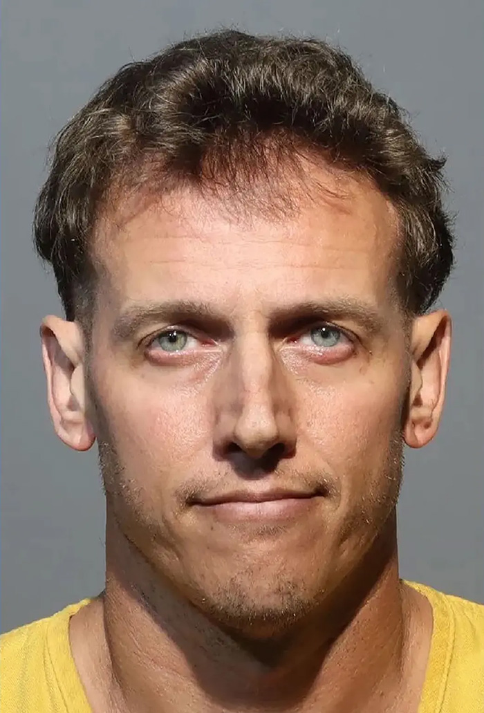 Homem de cabelos castanhos curtos e olhos claros em expressão neutra, relacionado à suposta história sinistra de relacionamento da professora.