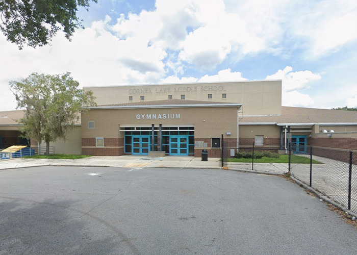 Entrada do ginásio da Corner Lake Middle School sob um céu parcialmente nublado, relacionado ao professor supostamente construindo relacionamento com a mãe.