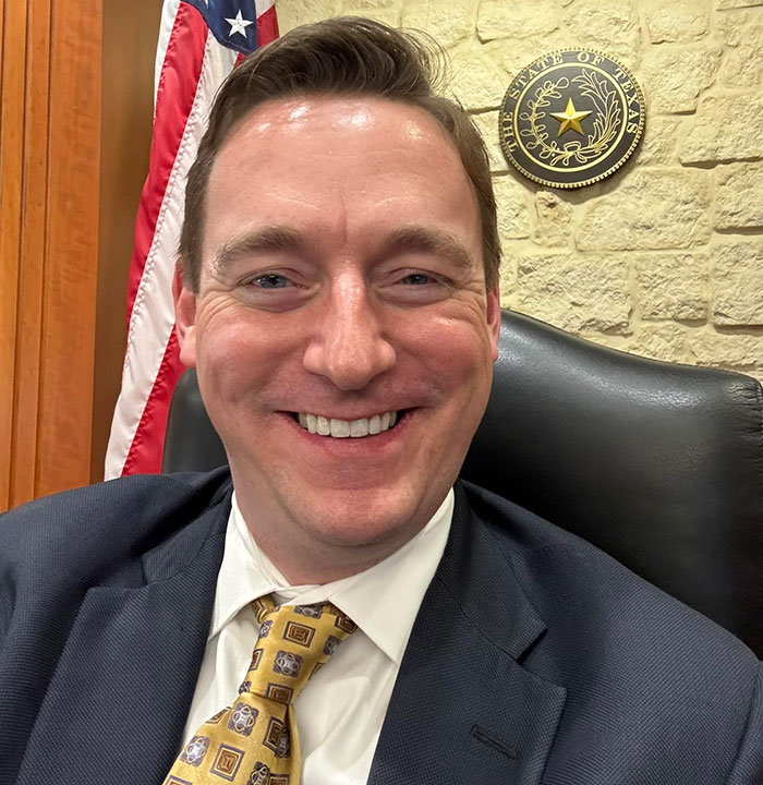 Depois que o juiz se torna viral pelo tratamento horrível do trabalhador de TI, ele ordena que os críticos compareçam ao tribunal