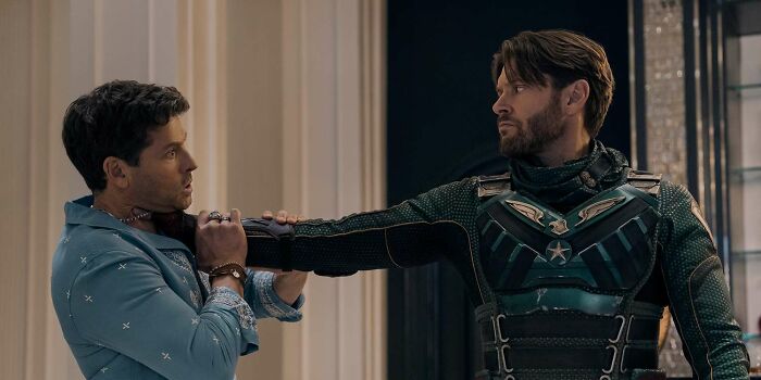 Soldier Boy sufoca um homem de camisa azul, retratando uma cena tensa de The Boys, destacando sua guerra civil.