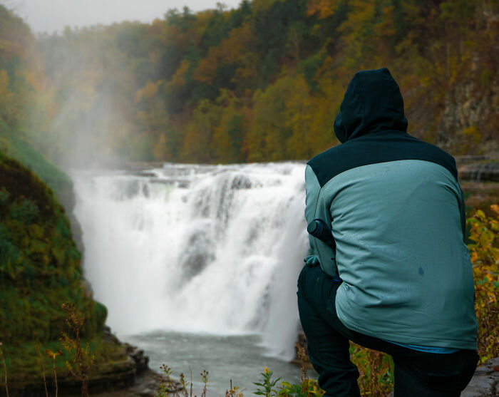 Noiva bloqueia cachoeira em parque público para seu casamento, seu pai então ameaça pessoas que reclamam Noiva bloqueia cachoeira em parque público para seu casamento, seu pai então ameaça pessoas que reclamam
