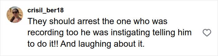 Vídeo perturbador captura a cabeça de uma adolescente pisoteando a cabeça de uma garota depois que ela o rejeitou