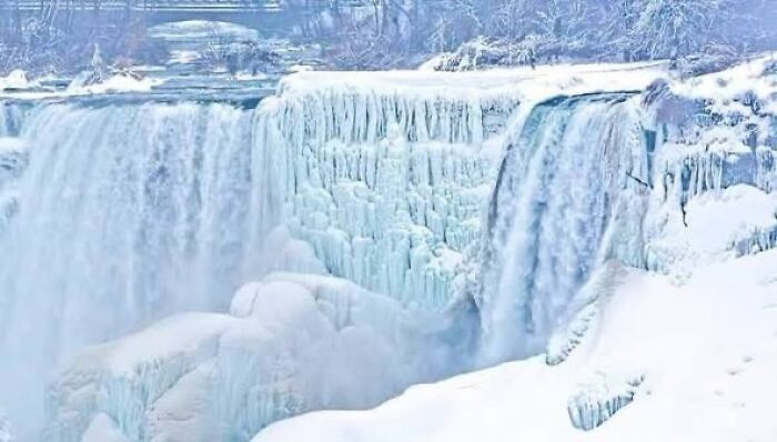 35 Stunning Photos From The 2026 Niagara Frozen Falls Contest Show Winter At Its Most Magical