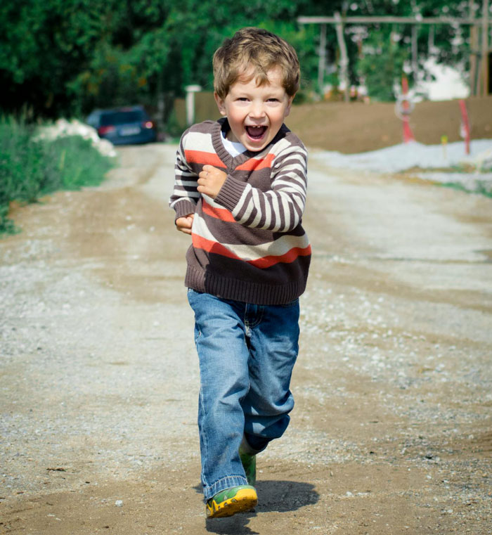 Garoto perturbador quase se machuca no estábulo, sua mãe tóxica aumenta as coisas de zero a 100