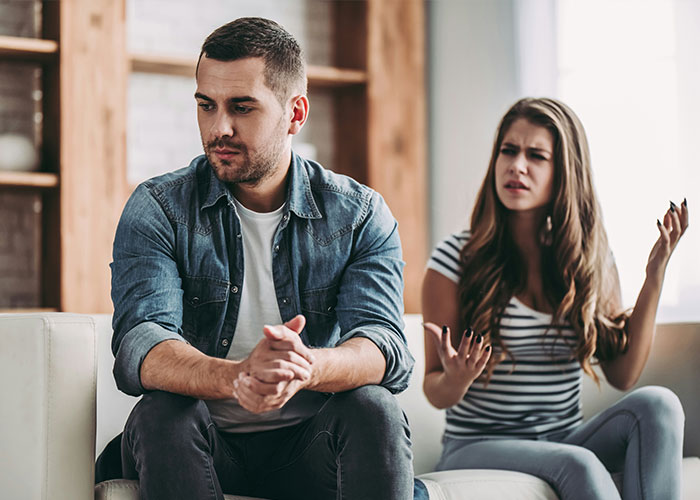 5 sinais de alerta que você está "Divorciado silenciosamente" De acordo com especialista em relacionamento