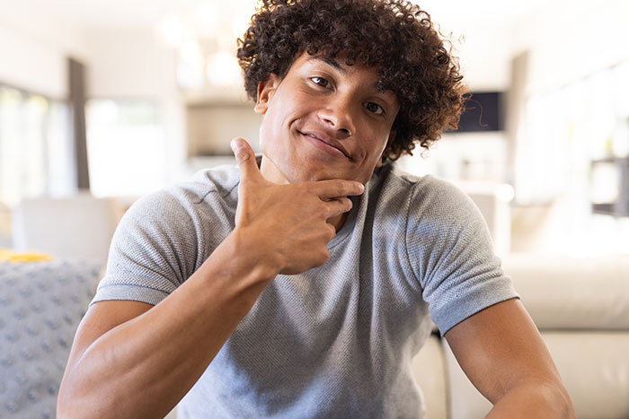 Homem acha que sua namorada tem 10/10 até descobrir sua conta anônima no X: “Pessoas brancas são feias”