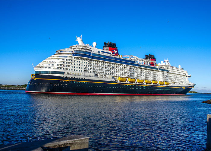 Funcionários do navio de cruzeiro da Disney são pegos em um caso assustador quando 28 são presos durante uma investigação massiva