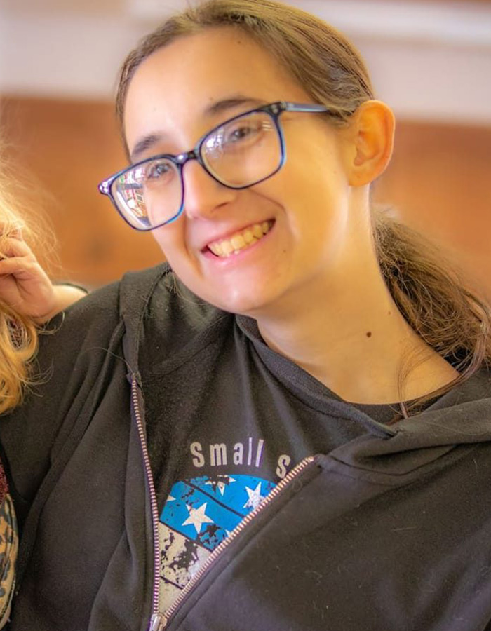Mulher com cara de bebê acusada de se infiltrar em escola secundária de elite enquanto adolescente enfrenta novo escrutínio enquanto ex fala