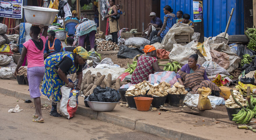 Vibrant outdoor market scene, showing people surrounded by produce. This highlights food availability in countries with the worst diets.