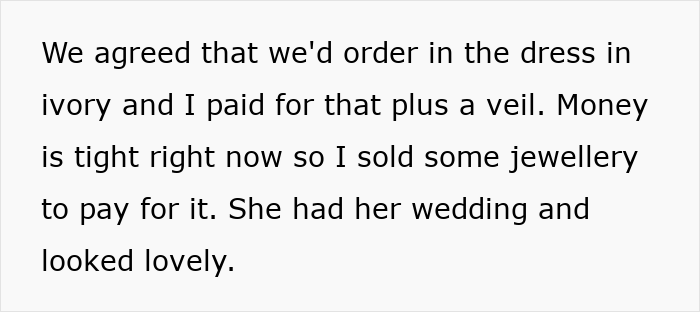 Mom’s Wedding Dress Choice Angers Her Daughter And Splits The Internet: “Extremely Weird” Mom’s Wedding Dress Choice Angers Her Daughter And Splits The Internet: “Extremely Weird”