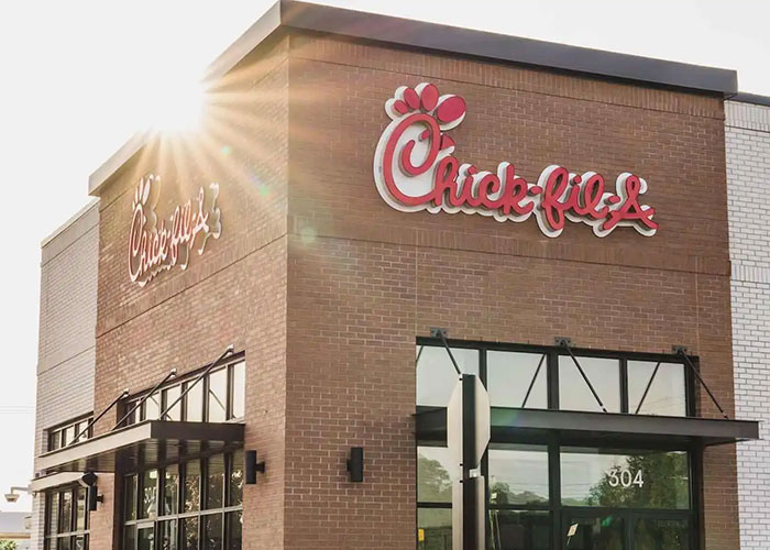 Funcionário da Chick‑fil‑A enfrenta acusações de roubo de US$ 80 mil por meio do esquema Mac & Cheese