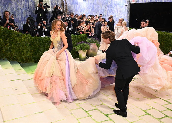 O caos da 'diva' de Blake Lively exposto enquanto ela 'estala' na equipe do Met Gala exigindo perfeição no tapete