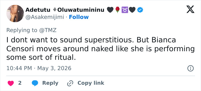 Um tweet de Adetutu Oluwatumininu sobre Bianca Censori se movendo nua, semelhante a um ritual, fazendo referência a suas roupas transparentes.