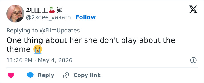 A tweet from @2xdee_vaaarrh saying "One thing about her she don't play about the theme" with a crying emoji, related to Heidi Klum's Met Gala outfit.