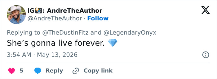 Captura de tela de comentário nas redes sociais elogiando o visual atemporal de Joan Collins