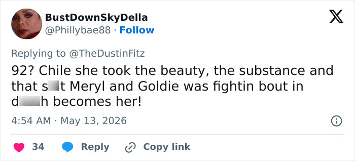 Captura de tela de comentário nas redes sociais elogiando a beleza e o legado de Joan Collins aos 92 anos