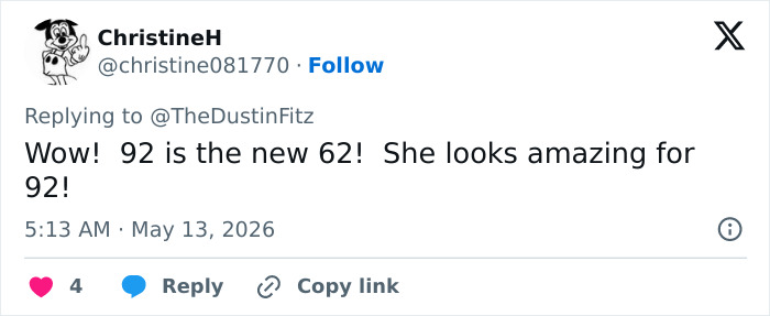 Captura de tela de comentário nas redes sociais admirando a aparência jovem de Joan Collins aos 92 anos