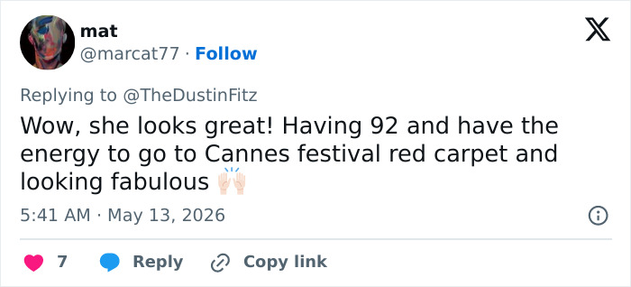 Tweet observando a energia e o visual fabuloso de Joan Collins em Cannes