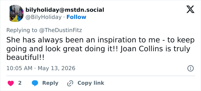 Tweet chamando Joan Collins de inspiração para sua aparência jovem e beleza
