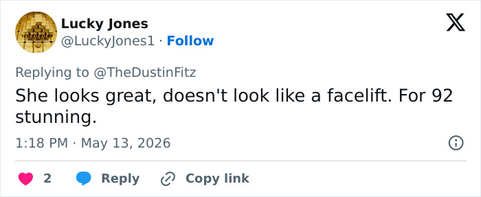 Tweet observando que Joan Collins está ótima aos 92 anos, sem nenhum facelift