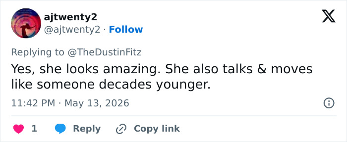 Captura de tela de comentário nas redes sociais elogiando a energia e o movimento juvenil de Joan Collins