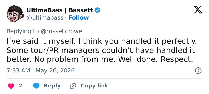 Tweet commending Russell Crowe for handling situation perfectly and showing respect