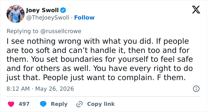 Tweet supporting Russell Crowe's boundaries with fans and his stern demeanor