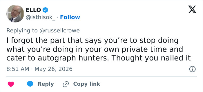 Tweet supporting Russell Crowe's private time and response to autograph hunters