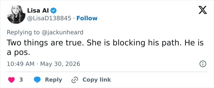 Tweet commenting on ball girl blocking tennis player