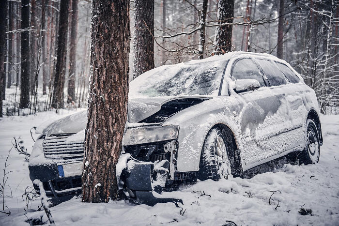 Car crashed into a tree in snowy forest showing conspiracy theory moments explained by facts