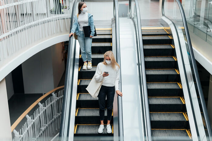 35 Annoying Things Tourists Keep Doing Abroad That Locals Simply Can’t Stand