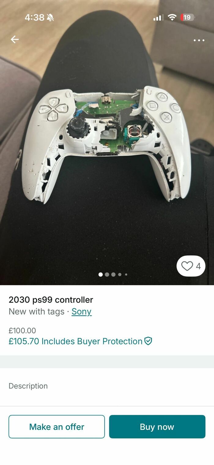 Damaged PS5 controller listed on Vinted with price and buyer protection