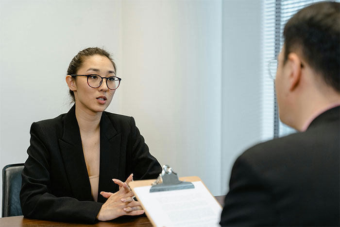 Mulher furiosa colega de trabalho recebe tratamento especial após aborto: 