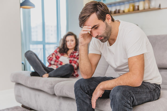Guy Gives GF An Ultimatum After Getting Fed Up With Her Freeloading Brother Who Refuses To Be An Actual Adult