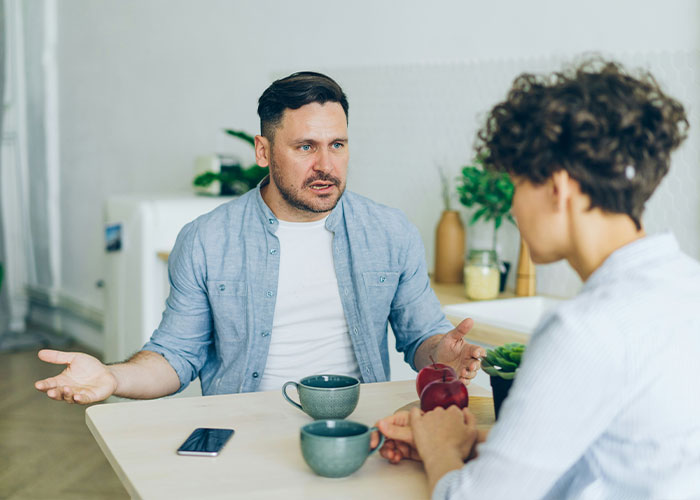 5 sinais de alerta que você está "Divorciado silenciosamente" De acordo com especialista em relacionamento