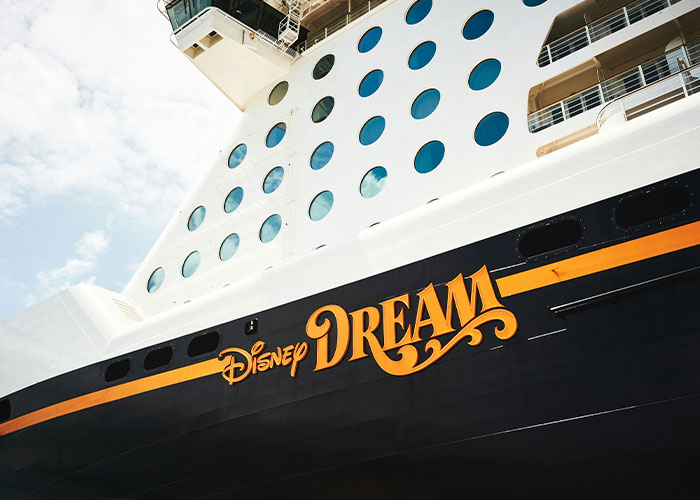 Funcionários do navio de cruzeiro da Disney são pegos em um caso assustador quando 28 são presos durante uma investigação massiva