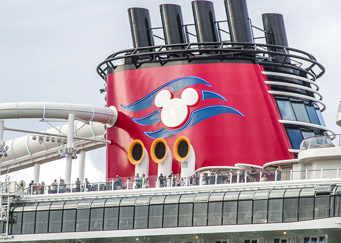 Funcionários do navio de cruzeiro da Disney são pegos em um caso assustador quando 28 são presos durante uma investigação massiva