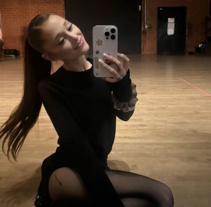 "Por que ela nunca pode deixar outras pessoas brilharem": Taylor Swift acusada de sabotar Ariana Grande com movimentos sutis