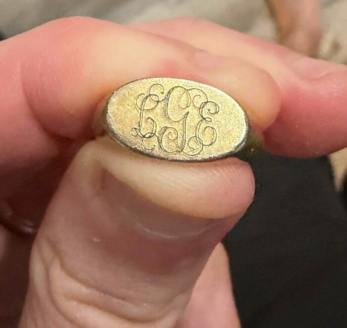 What Does This Ring Say?
