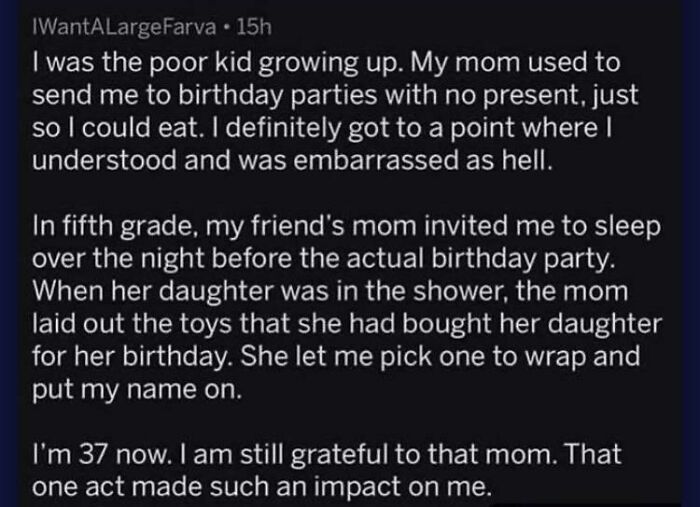 A Reddit post describing a wholesome act of kindness by a friend's mom, letting the user pick a birthday gift. This heartwarming story is one of many wholesome pics.