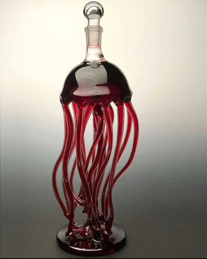 Wine decanter shaped like an artistic jellyfish glass design