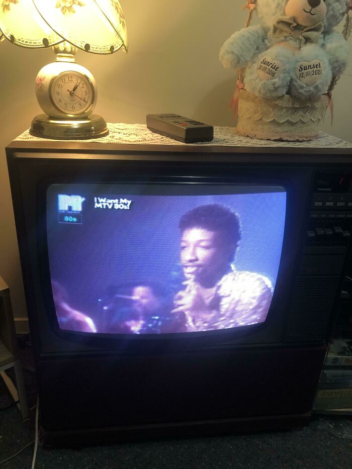 Nothing Beats Watching 1980s Music Videos On A 1980s Television At 1am