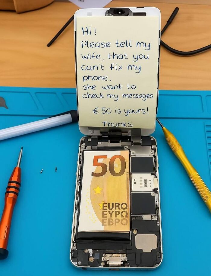 Open phone with a 50 euro bill and note about cheating and checking messages