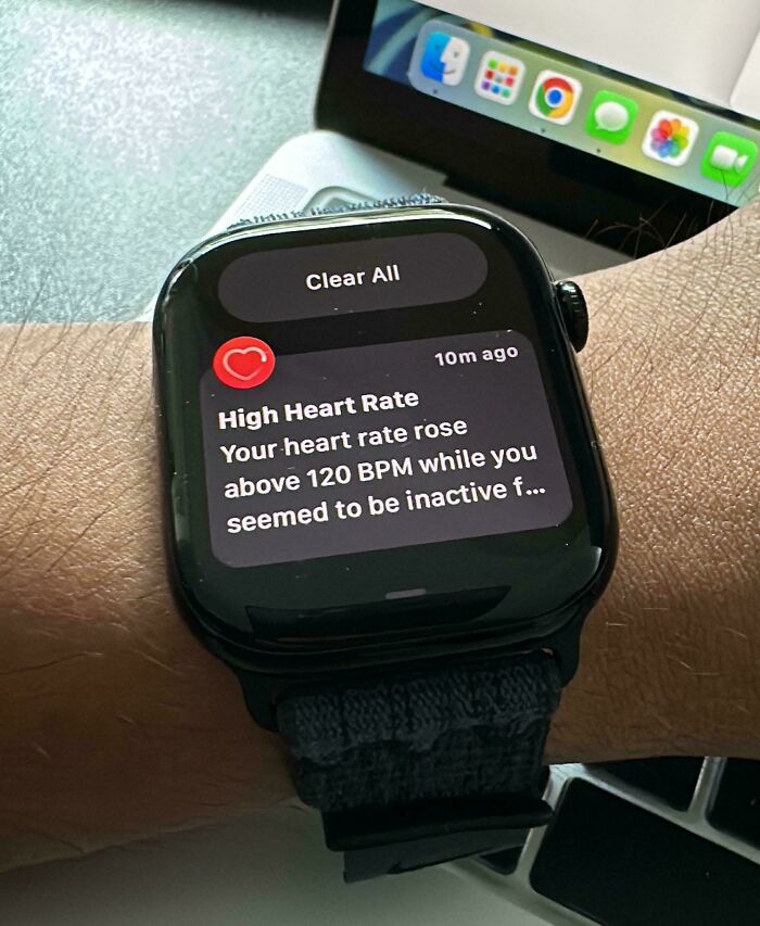 O Apple Watch de um usuário de balança inteligente exibe uma notificação de frequência cardíaca alta, sugerindo dados de saúde usados ​​para detectar trapaças.