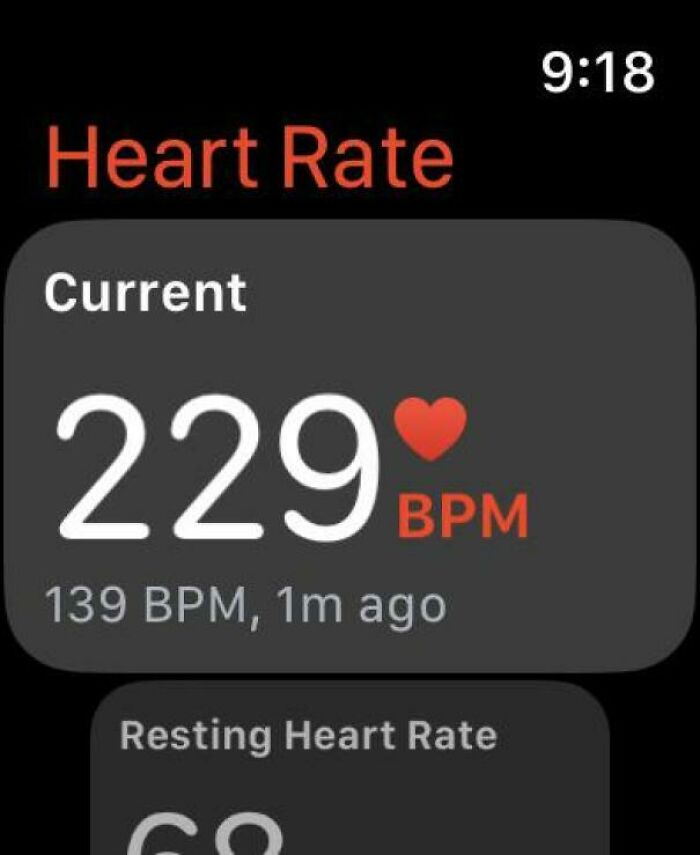 Escala inteligente mostrando uma frequência cardíaca de 229 BPM, sinalizando possível trapaça.
