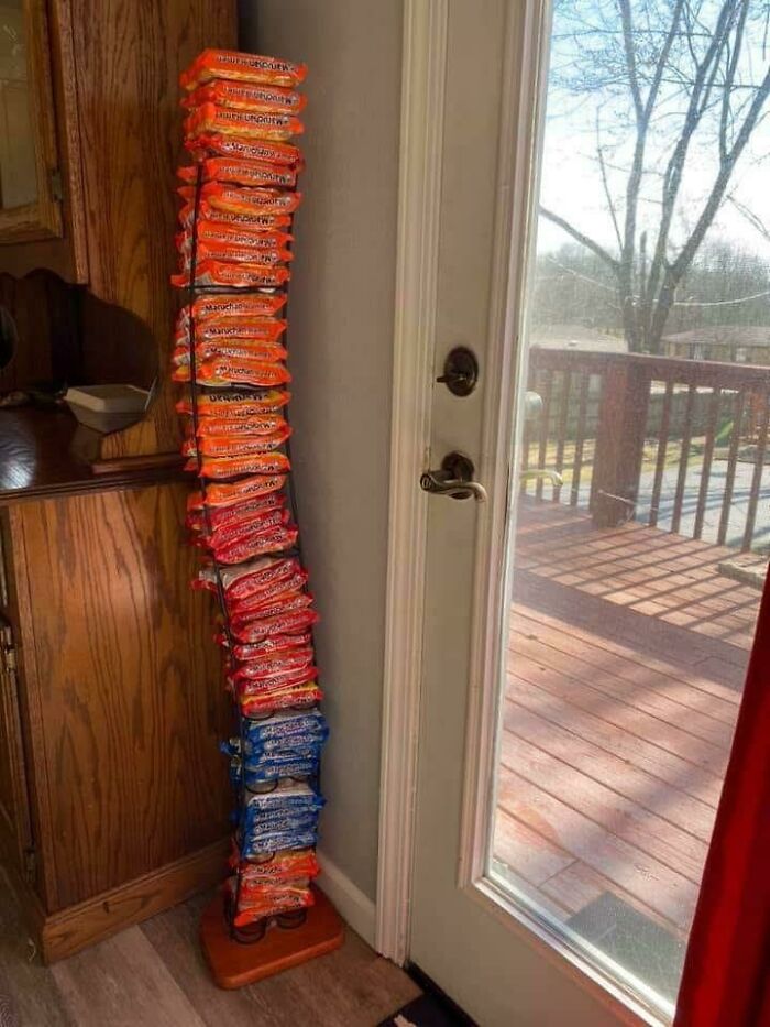 Vertical ramen noodle rack organizer using wire stand next to glass door