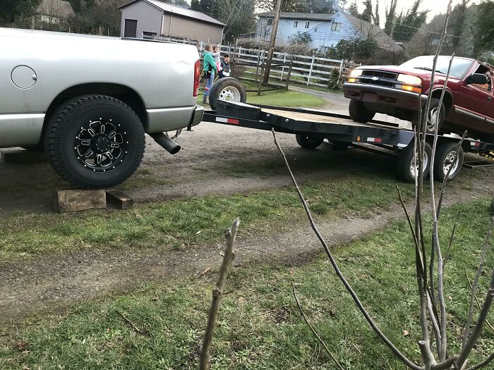 Low-tech car loading solution using wooden blocks under truck tires
