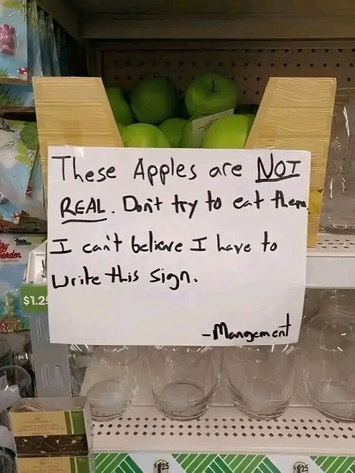 Store sign warns apples are not real with humorous disbelief
