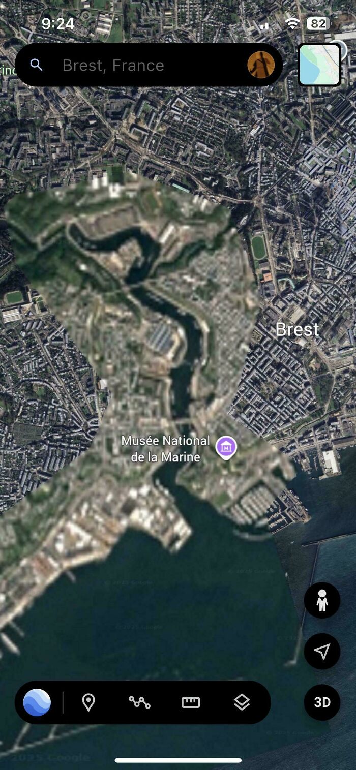Google Maps blurry distortion over Brest, France satellite view