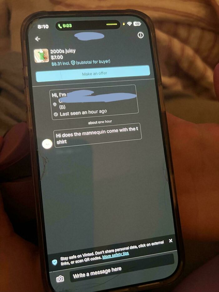 User asking if mannequin comes with shirt in Vinted chat for 2000s juicy item